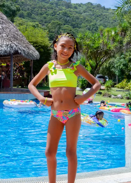 Bikini juvenil con top y faralado en hombros